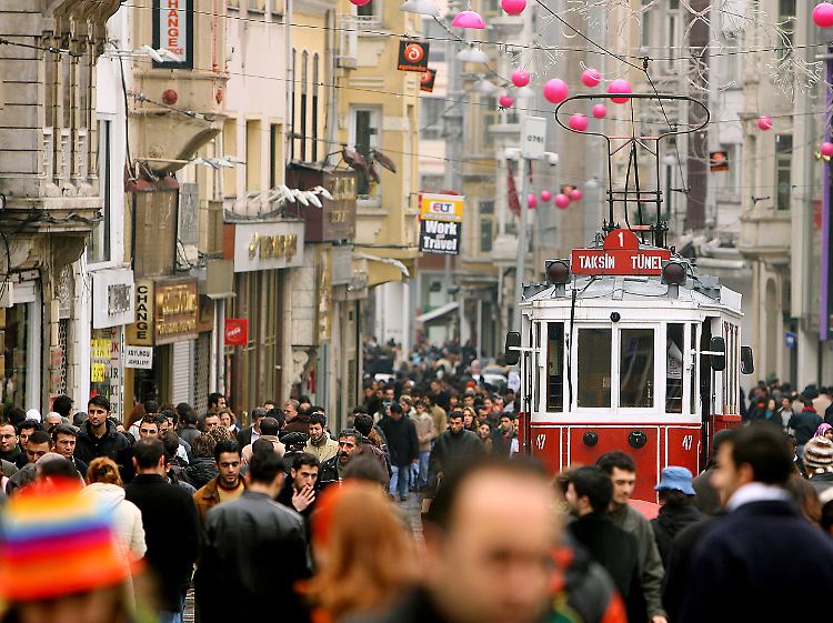 Die historische Straßenbahn auf der Istiklal Caddesi im Zentrum von Istanbul.