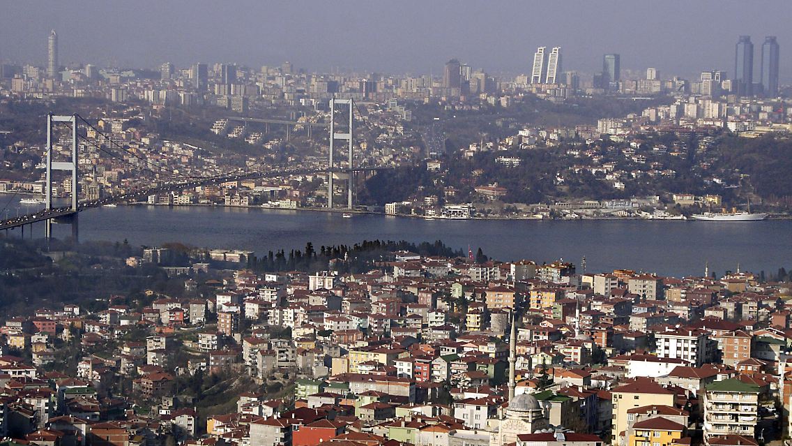 Blick vom Camlica-Hügel auf der asiatischen Seite von Istanbul über den Bosporus auf den europäischen Teil der türkischen Metropole.