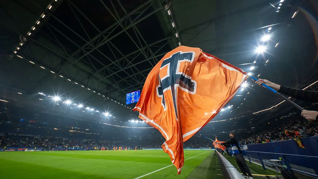 Die-Farben-von-Schachtar-in-der-Arena-auf-Schalke-Donezk-hat-seine-vier-Champions-League-Heimspiele-der-vergangenen-Saison-in-Gelsenkirchen-ausgetragen