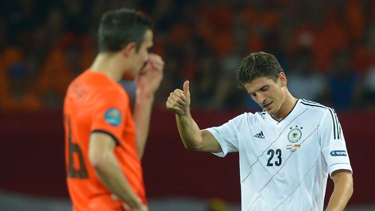 Mario Gomez (r.), treffsicherer als sein holländischer Kollege Robin van Persie.