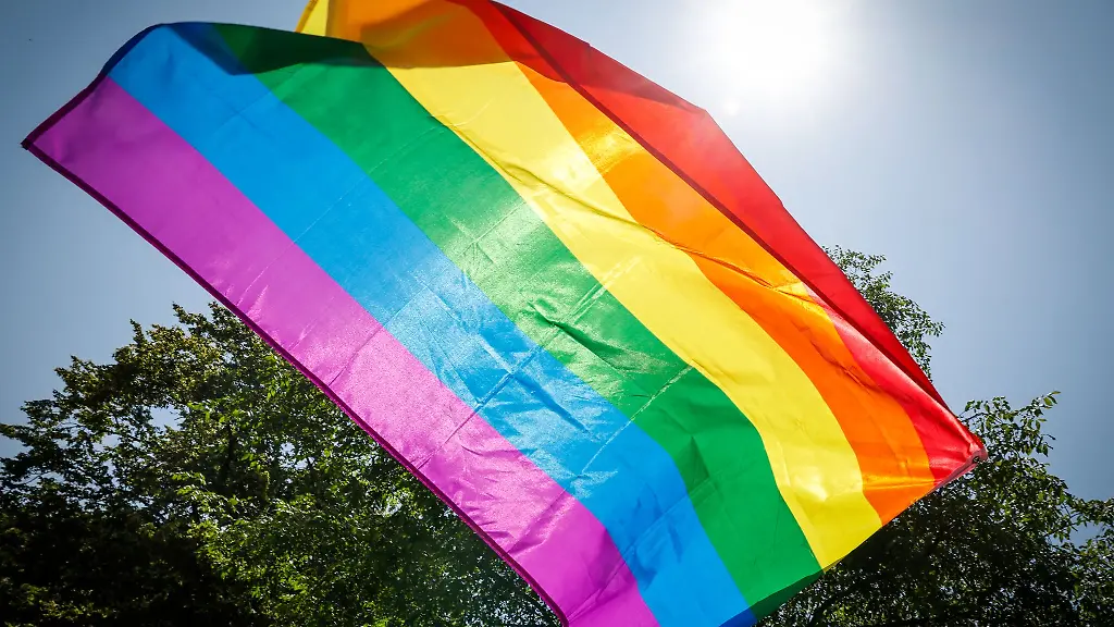 Rund-1-000-Menschen-kamen-zur-Pride-Parade-in-Trier-zusammen