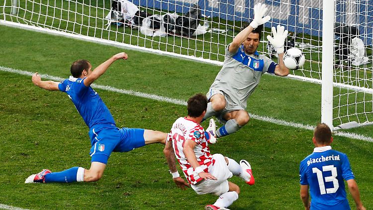Der Wolfsburger Mario Mandzukic (m.) schießt den Ausgleich für Kroatien.
