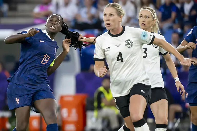 Kathrin-Hendrich-zieht-an-den-Haaren-von-Griedge-Mbock-Bathy-Klare-Sache-Rot