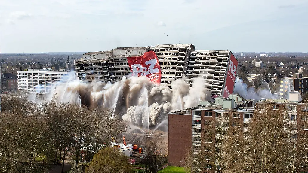 Zweimal-wurden-in-Duisburg-schon-sogenannte-Weisse-Riesen-gesprengt-so-wie-hier-im-Jahr-2019