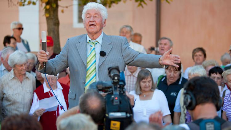 Gotthilf Fischer hat die Massen im Griff.