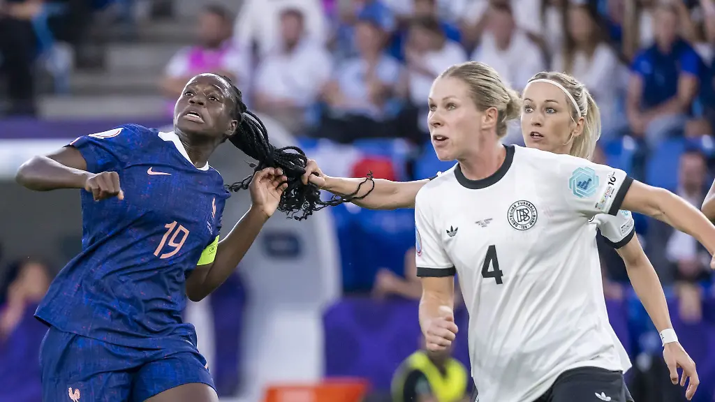 Eine-der-Szenen-des-Spiels-Verteidigerin-Kathrin-Hendrich-r-zieht-Frankreichs-Griedge-Mbock-Bathy-l-am-Zopf-und-sieht-dafuer-Rot