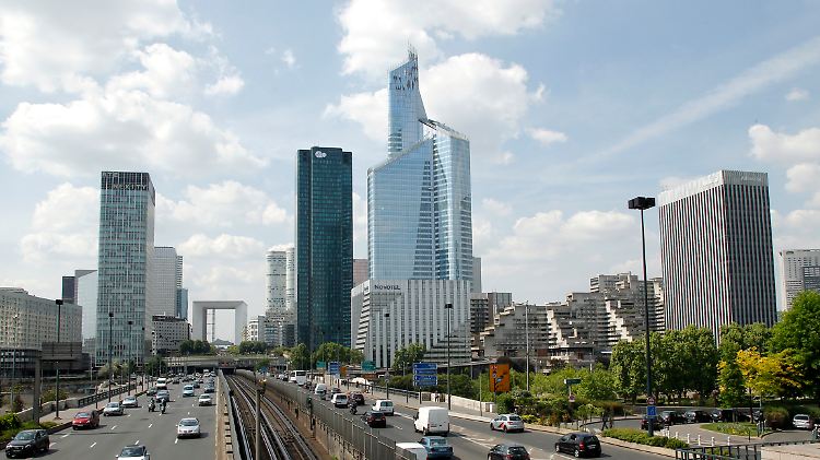 Ganz andere Nummer als Griechenland: Im Pariser Finanzviertel "La Defense" wächst die Anspannung.