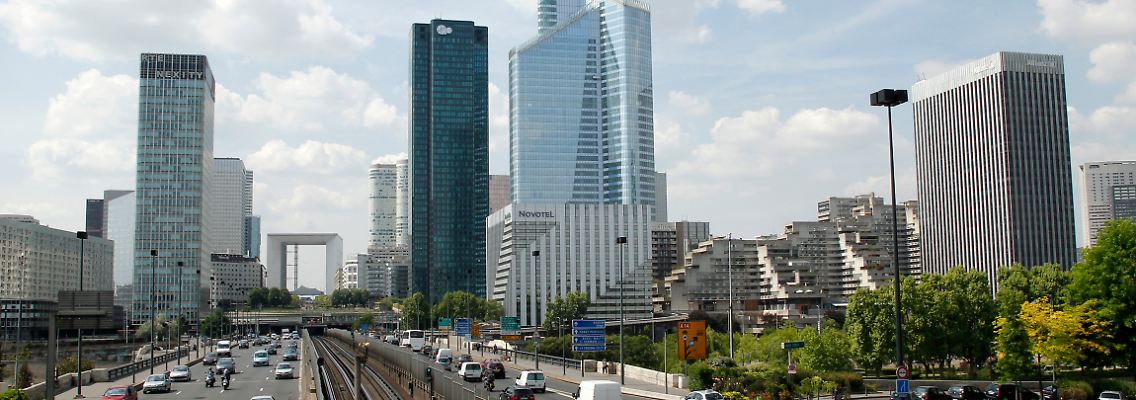 Ganz andere Nummer als Griechenland: Im Pariser Finanzviertel "La Defense" wächst die Anspannung.