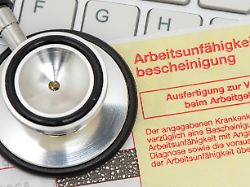 Fehlzeiten auf hohem Niveau: Arbeitnehmer fielen 2025 fast 20 Tage beim Job aus