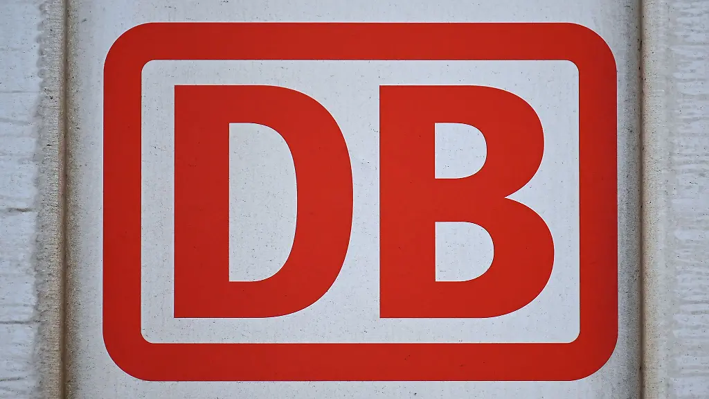 Ein-Sprecher-der-Deutschen-Bahn-berichtet-in-Rheinland-Pfalz-von-Baeumen-die-auf-Bahnstrecken-stuerzen