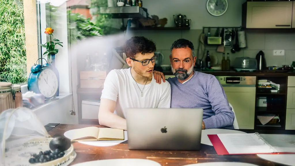 Bis-zu-400-000-Euro-kann-ein-Vater-seinem-Sohn-alle-zehn-Jahre-steuerfrei-uebertragen-Ist-das-Vermoegen-deutlich-groesser-das-irgendwann-an-den-Nachwuchs-gehen-soll-kann-ein-fruehzeitiger-Niessbrauch-vor-hohen-Erbschaftsteuerzahlungen-vorbeugen