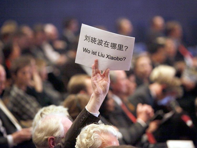 Auf der Frankfurter Buchmesse im vergangenen Oktober: Ein Besucher der Eröffnungsveranstaltung hat eine Frage an den anwesenden chinesischen Vize-Premier Xi Jinping