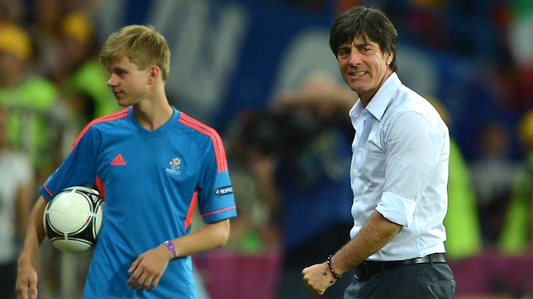 Joachim Löw und der Balljunge nahe seiner Bank verstanden sich bestens.