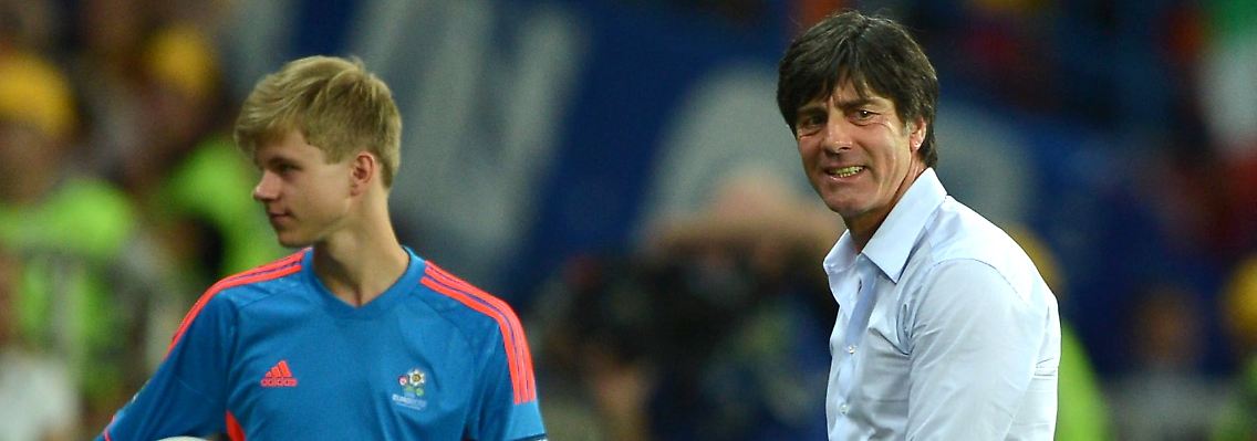 Joachim Löw und der Balljunge nahe seiner Bank verstanden sich bestens.