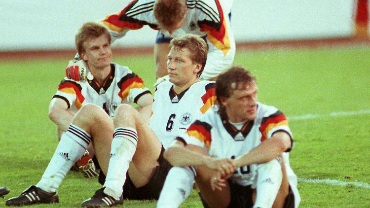 EM 1992: Torwart Andreas Köpke (hinten) versucht seine Kollegen Thomas Doll (r-l), Guido Buchwald und Thomas Helmer zu trösten, nachdem Deutschland im Finale gegen Dänemark verloren hat.