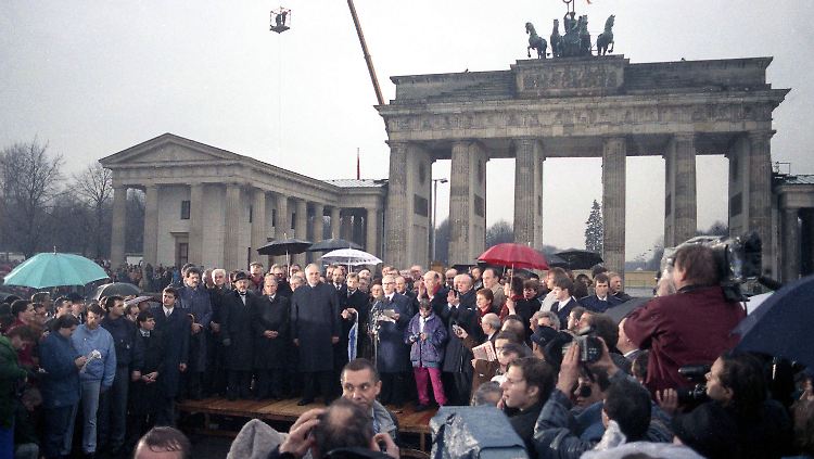 Bundeskanzler Kohl sprach nach dem Durchschreiten des Brandenburger Tores von einer der glücklichsten Stunden seines Lebens.