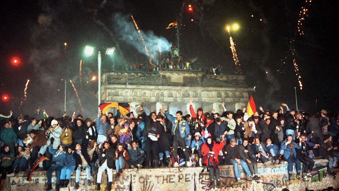 Fröhliches Fest mit trauriger Bilanz: Ein Student stirbt 1989 bei der bis dahin größten Silvesterfeier, die Berlin je erlebt hatte.