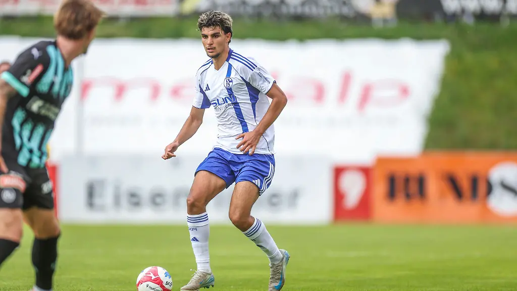 Mertcan-Ayhan-bekam-beim-FC-Schalke-04-einen-langfristigen-Vertrag