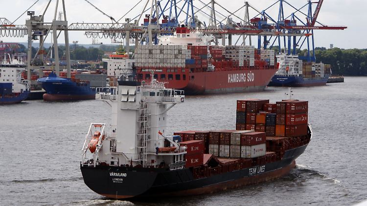 Containerschiff im Hamburger Hafen: Auf die Größe kommt es an. 