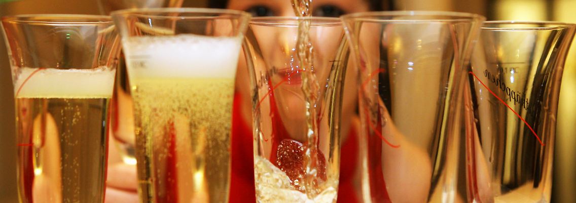 Mit Sekt oder Champagner wird die Besonderheit des Anlasses zum Ausdruck gebracht.