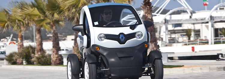 Mischung aus Roller und Auto: der Renault Twizy. In diesen Tagen kommt der elektrische Zweisitzer zu Preisen ab 6990 Euro plus Akkumiete in den Handel.