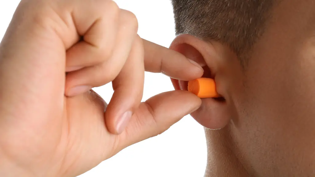 epi-228733442-ADOBE-FOTO-STOCK-427955897-Man-inserting-foam-e-1