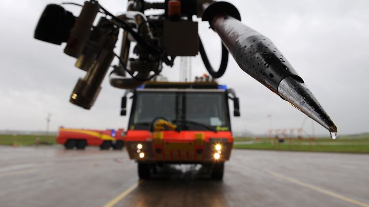 Löschfahrzeuge: Anders als der "Ziegler Z8" der Hamburger Flughafenfeuerwehr verspritzt die EZB im Notfall elektronisch Liquidität.
