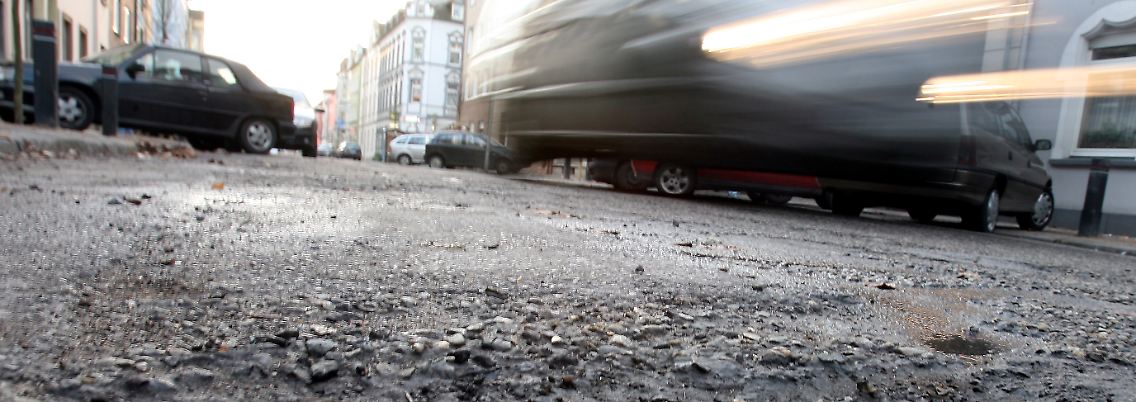 Kein Geld für kaputte Straßen.