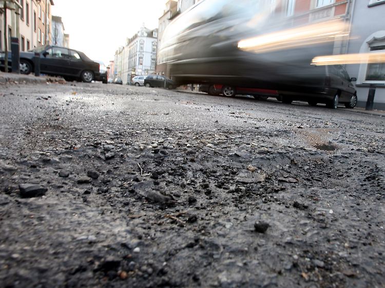 Löcher in den Straßen werden nur noch notdürftig geflickt.