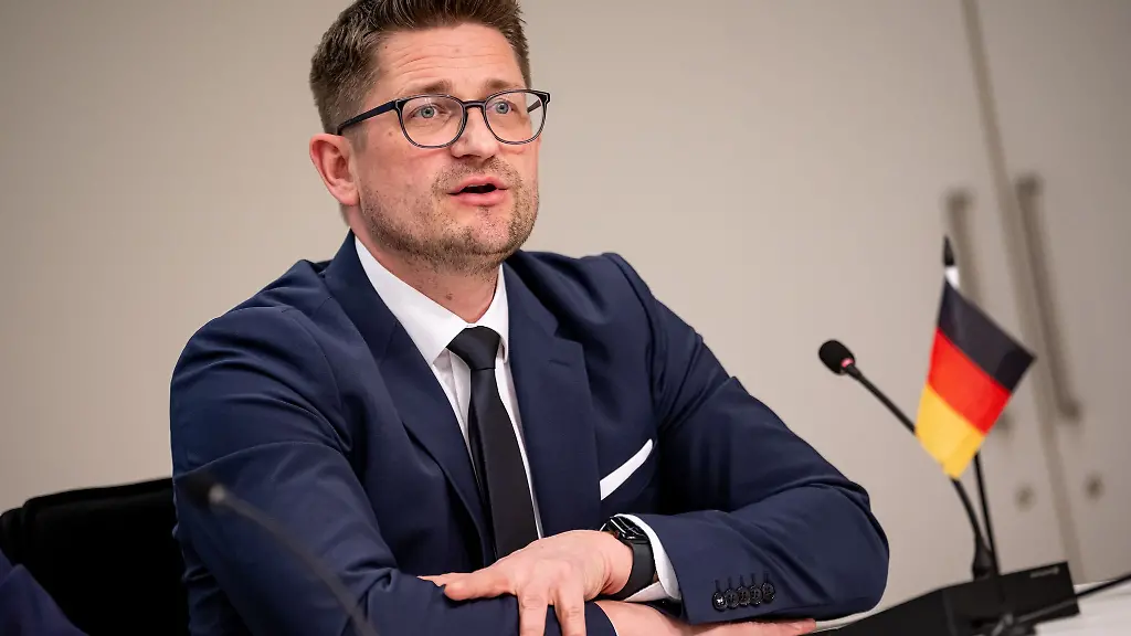 Wir-lassen-uns-nicht-am-Nasenring-durch-die-Manege-fuehren-sagte-der-Brandenburger-AfD-Landeschef-Rene-Springer