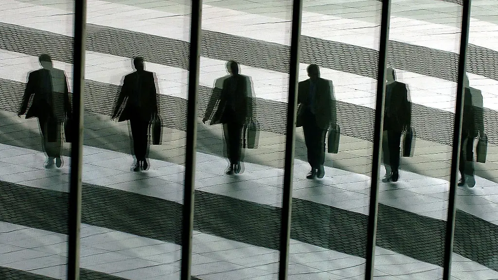 Gerade-im-mittleren-Management-kann-sich-schnell-das-Gefuehl-einschleichen-sich-zerteilen-muessen-und-es-nie-allen-recht-machen-zu-koennen