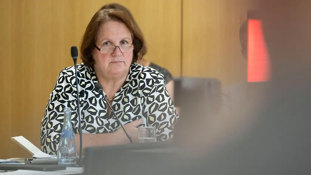 Kultusministerin-Theresa-Schopper-muss-sich-nach-Bekanntwerden-einer-Software-Panne-im-Bildungsausschuss-des-Landtags-den-Fragen-stellen