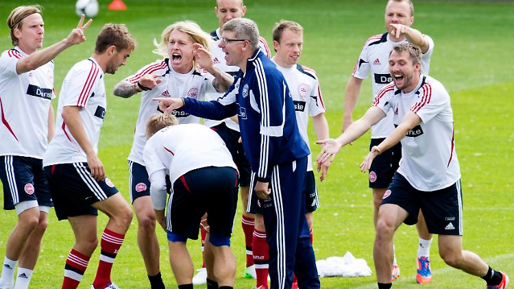 Immer für eine Überraschung gut: Die Mannschaft von Morten Olsen zeigt sich entspannt im Training.