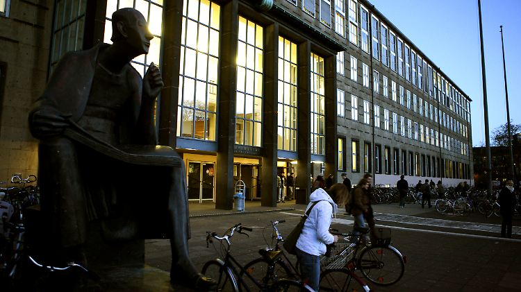 Albertus Magnus thront vor der Kölner Universität.