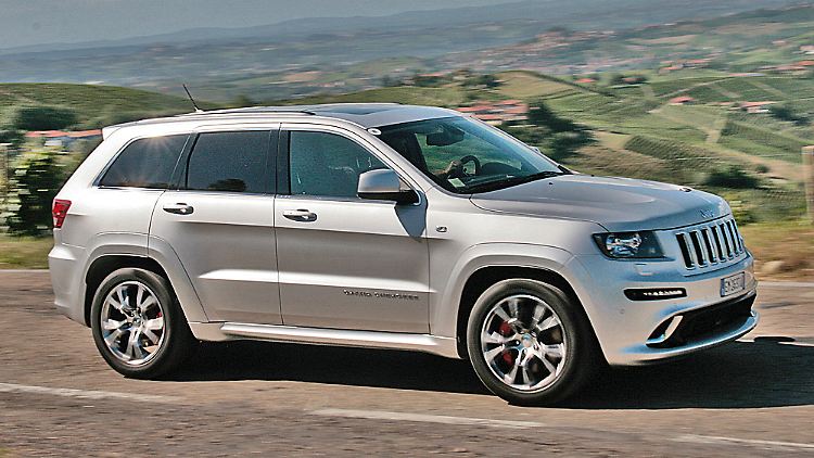 Mit 257 km/h Top-Tempo hängt der SRT sogar eine ganze Reihe Sportwagen ab.