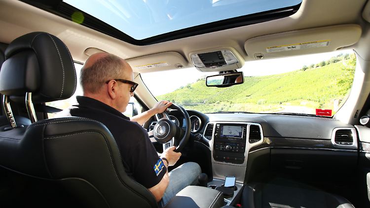 Glasdach, Navi und viel Leder: alles inklusive im neuen Jeep Grand Cherokee SRT.