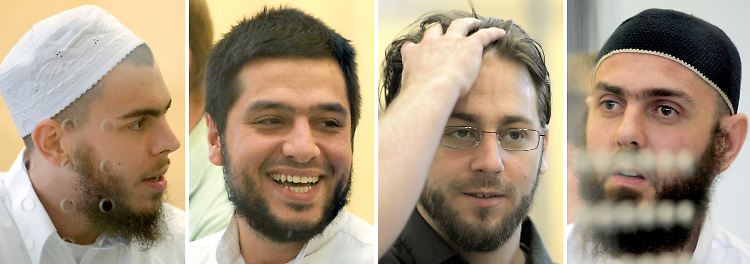 Die vier Angeklagten Daniel Schneider (l-r), Atilla Selek, Fritz Gelowicz und Adem Yilmaz in Düsseldorf im Verhandlungssaal des Oberlandesgerichtes.