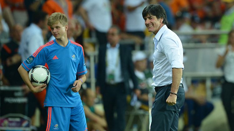 Da kommt Freude auf: Joachim Löw (r.) erlaubt sich einen Scherz mit einem Balljungen.
