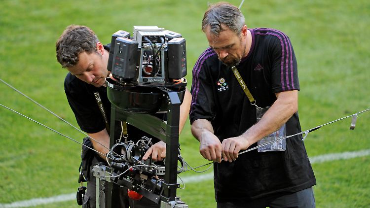 Techniker präparieren die sogenannte Spidercam für die TV-Übertragung.