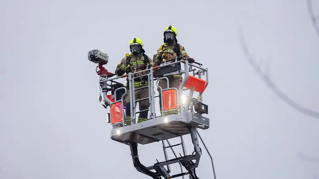 Trotz-Drehleiter-der-Feuerwehr-blieb-die-Katze-der-Frau-verschwunden
