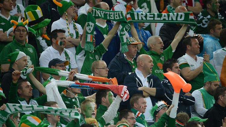Trotz einer 0:4-Pleite: Irlands Fans lassen sich ihre gute Laune nicht verderben.