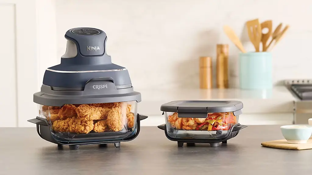 Die-Ninja-Crispi-kombiniert-Heissluftfrittieren-mit-modularen-Glasbehaeltern-und-spart-so-Platz-und-Energie