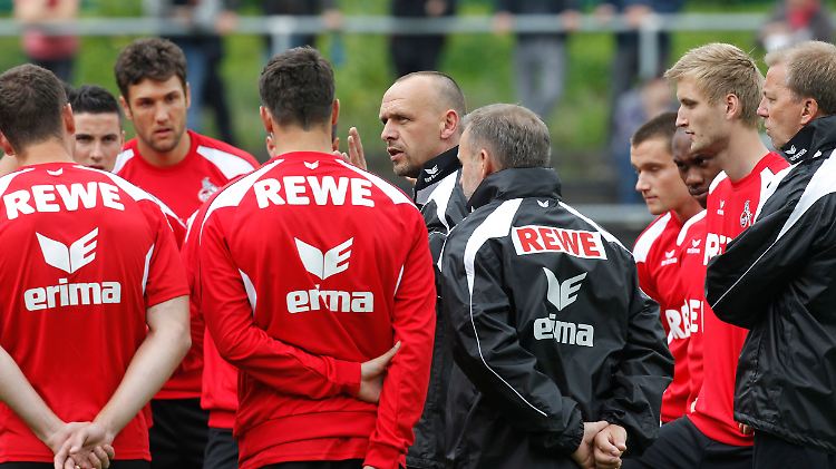 Ansprache im Mannschaftskreis: FC-Trainer Holger Stanislawski (5.v.l.)