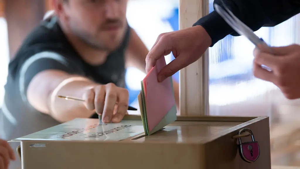 Knapp-14-Millionen-Wahlberechtigte-sind-im-September-aufgerufen-ueber-Buerger-und-Oberbuergermeister-Landraete-sowie-die-Raete-der-kommunalen-Parlamente-abzustimmen-ohne-Helfer-vor-Ort-geht-es-nicht