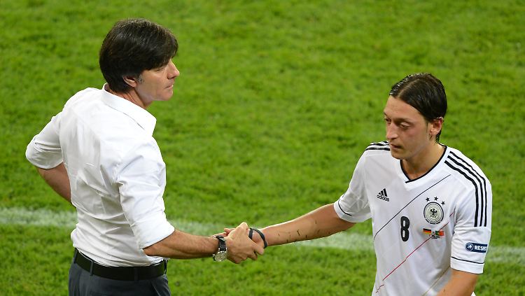 Mesut Özil (r.) zeigte ansprechende Leistungen - aber er will mehr.