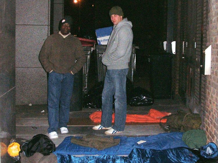 Prinz William und Seyi Obakin auf der Straße.