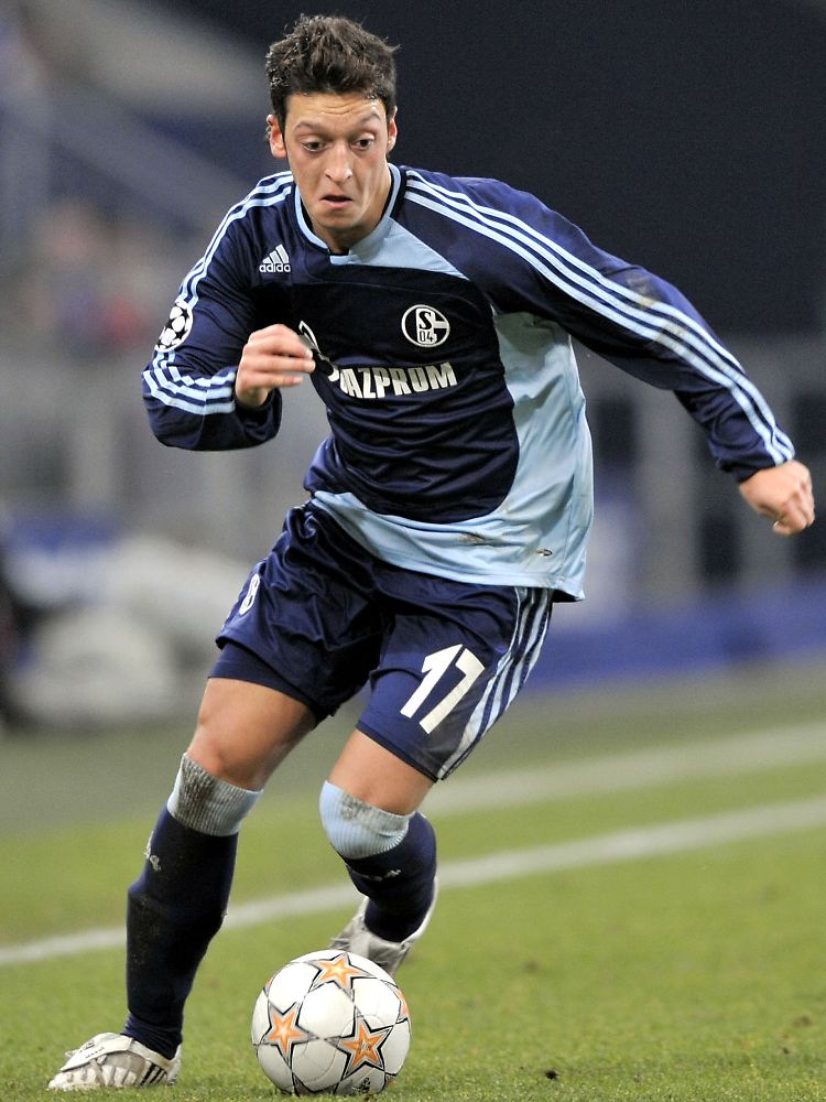Özil ist gebürtiger Gelsenkirchener und startete seine Profikarriere bei Schalke 04.
