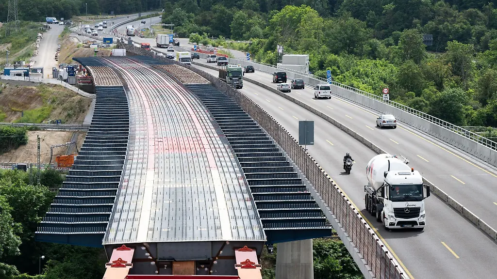 Der-Bau-der-neuen-Salzbachtalbruecke-der-A66-bei-Wiesbaden-ist-inzwischen-abgeschlossen-am-1-August-ist-die-Verkehrsfreigabe-geplant