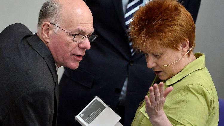 Bundestagspräsident Norbert Lammert (CDU) diskutiert mit seiner Stellvertreterin Petra Pau (Linke) über den Abbruch der Sitzung. Pau hält in der Hand die Geschäftsordnung des Bundestages.