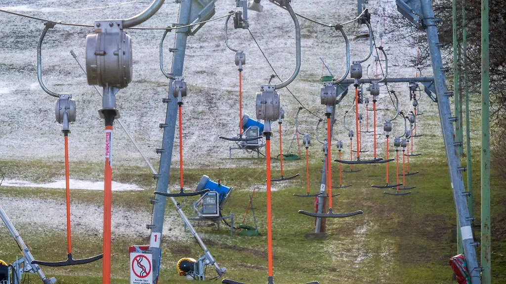 Immer-haeufiger-sind-die-bayerischen-Skigebiete-von-Schneemangel-betroffen-aus-Sicht-von-Umweltschuetzern-ein-klares-Argument-dafuer-dass-es-nicht-weniger-Umweltschutzauflagen-bei-der-Ausweisung-neuer-Gebiete-geben-darf